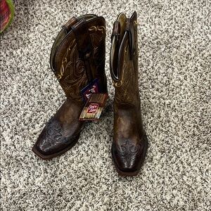 NWT Tony Lama Brown Leather Cowboy Boots with tooling on snip toe